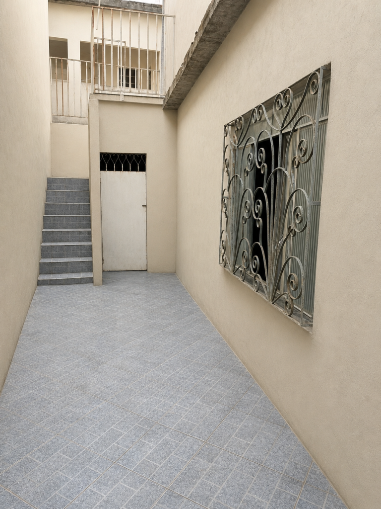 entrada casa de baixo e escada para casa de cima